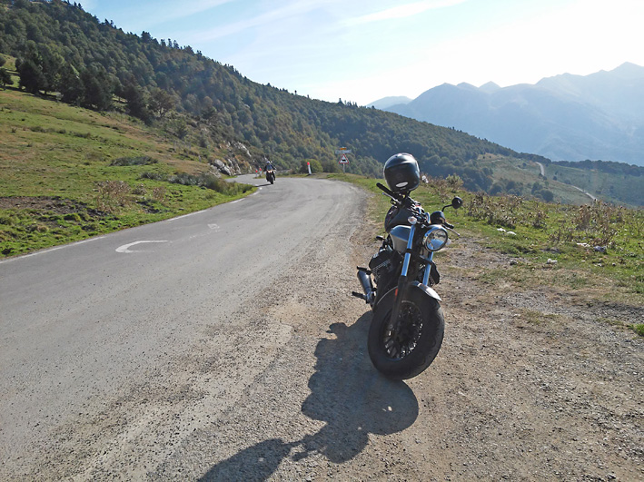 voyage en Moto-Guzzi dans les Pyrénées