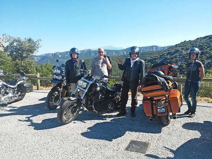 pause au sommet lors de ce voyage moto Harley-Davidson dans les Pyrénées