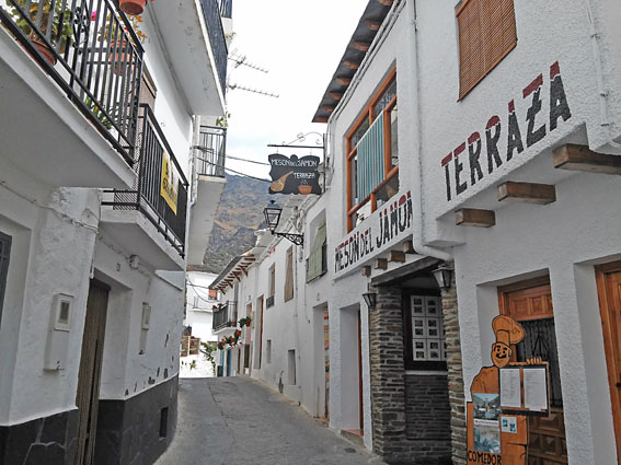 magasin de jambon dans un village blanc au fin fond de l'Andalousie