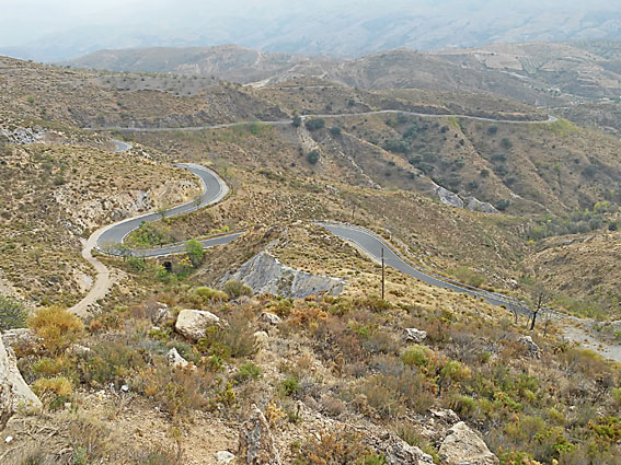 Voyage à moto en Andalousie : route en lacets au coeur de la campagne