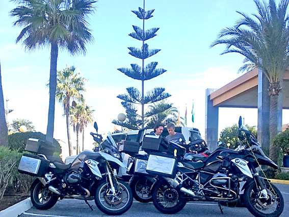 Motos garées sur le parking d'un hotel en Andalousie
