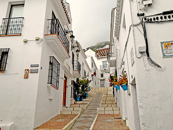 Voyage à moto en Andalousie : ruelle montante typique entourée de maisons blanches
