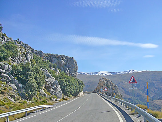 Route à flan de montagne en Andalousie, près de la Sierra Nevada