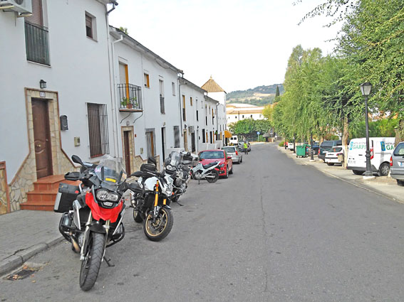 Moto garée dans un village typique andalou