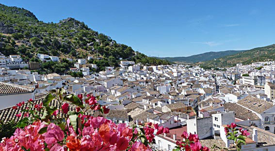 Voyage à moto en Andalousie : village typique blanc (Zahara)
