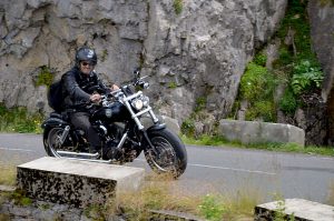 montée du col en Harley Davidson lors de ce voyage moto Pyrénées