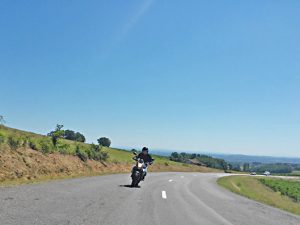 dans les virages du vignobles lors de ce voyage moto Sud France Albi