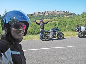 arrêt devant un village fortifié pour ce trip moto Sud France