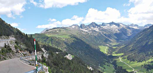 vue panoramique des Pyrénées lors de ce séjour moto