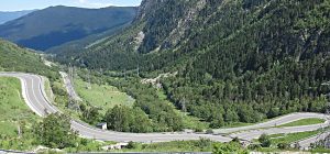 vue panoramique aux pieds d'Andorre lors de ce voyage à moto