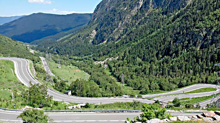 Photo d'une vallée parcourue par une route en lacets au coeur des Pyrénées, du côté de l'Andorre