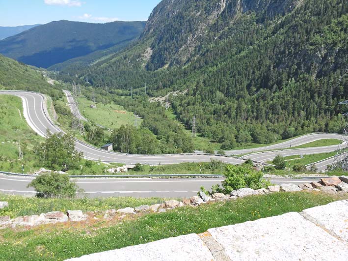 les quelques virages entre Puymorens et Andorre pendant ce voyage moto Pyrénées