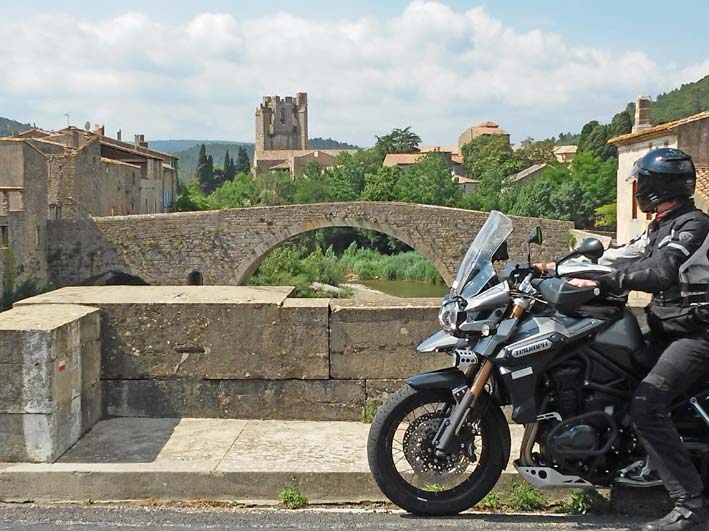 Arrêt de motards sur un pont pour admirer un château cathare dans les Corbières