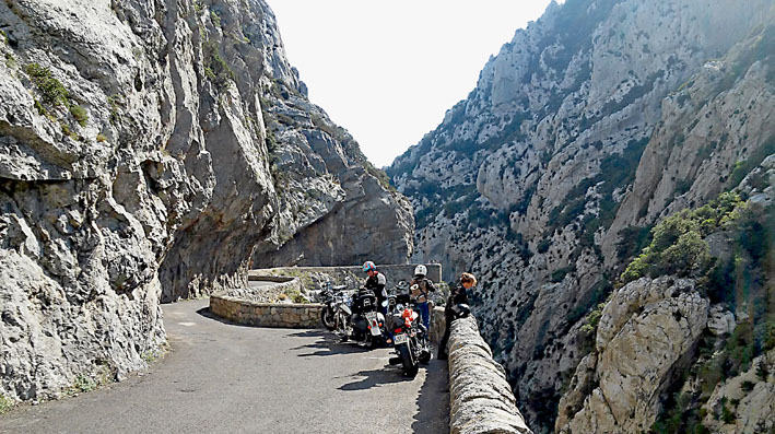Photo de motards arrêtés sur le bord de la route encaissée des groges de Galamus dans les Pyrénées orientales