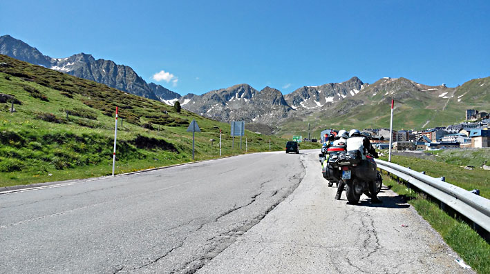 Motards faisant une pause entre deux cols au Pas de la Case lors d'un voyage moto en France dans les Pyrénées