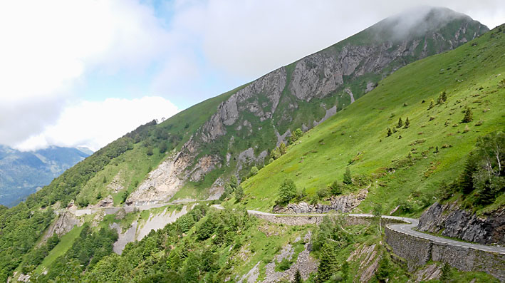 Route sur le flan d'une montagne dans les Pyrénées, entre Soulor et Aubisque