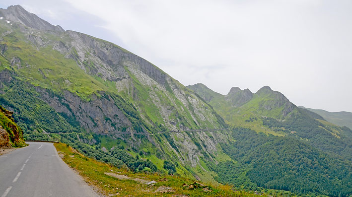 Route à flan de montagne dans les Pyrénées aux alentours de Soulor