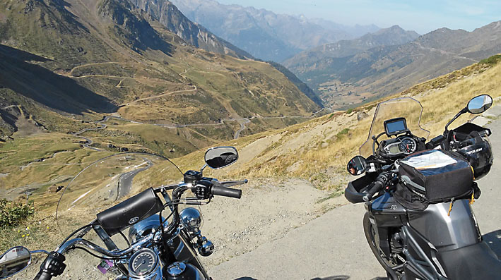 à l'extrémité du Tourmalet lors de ce voyage moto accompagné dans les Pyrénées
