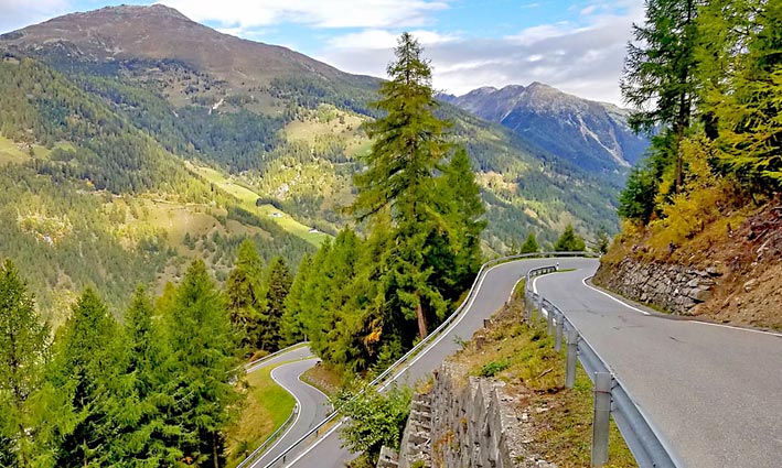 Route en lacets dans une vallée des Dolomites