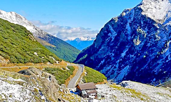 Route descendant du Stelvio dans les Dolomites