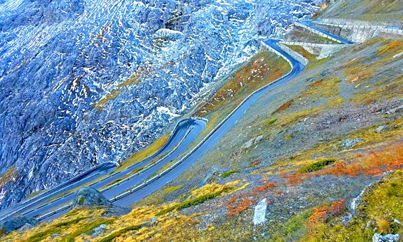 Route en lacets très abrupte sur le versant est du Stelvio (vue plongeante)