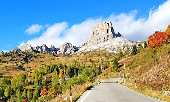 Route montant vers le col de Pordoi dans les Dolomites