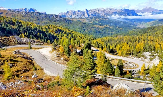 Route sinueuse proche du col de Pordoi dans les Dolomites