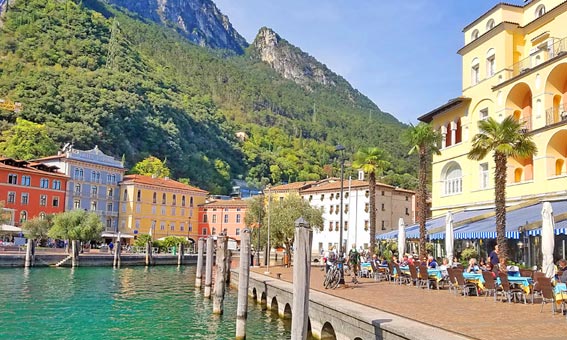 Photo des quais d'une petite ville colorée au bord du lac de Garde (Italie)