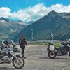 Motos et motards arrêtés sur la route du Tourmalet, célèbre col pyrénéen