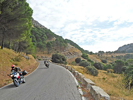 Motos sur une route dans des paysages méditerranéens en Andalousie