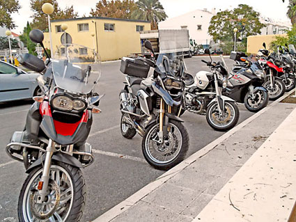 Voyage à moto en Andalousie : motos garées sur le parking de l'hébergement
