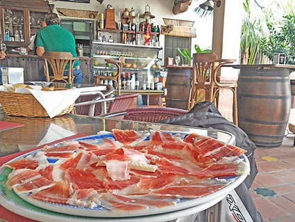 Voyage à moto en Andalousie : jambon Pata Negra dans une assiette dans un restaurant typique