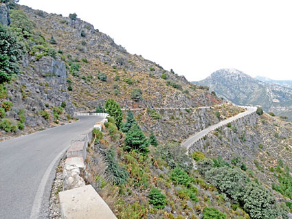 Voyage à moto en Andalousie : route à flan de colline en lacets