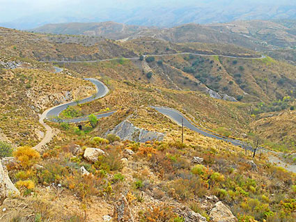 Voyage à moto en Andalousie : route en lacets au coeur de la campagne