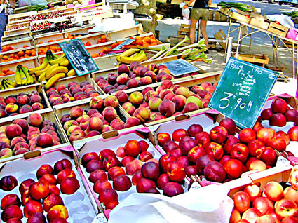 Etals du marché estival (fruits) d'une petite ville d'Occitanie