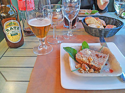 Photo d'une table de restaurant avec pâté artisanal, pain et bière dans le sud du Lot