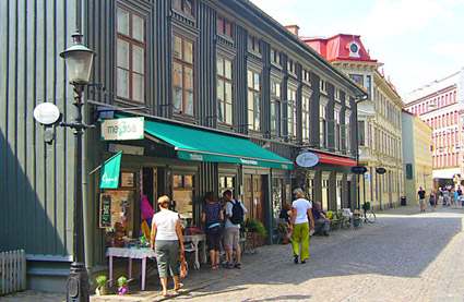 Magasins dans une rue commerçante à Stockholm