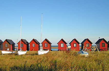 Petites maisons de pêcheurs rouges au bord de la mer