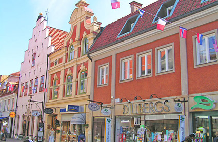 Rue commerçante colorée en Suède