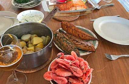Repas typique suédois avec crevettes, poisson fumé et pommes de terre