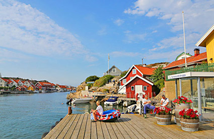 Ponton avec maisons colorées au bord d'un lac en Suède