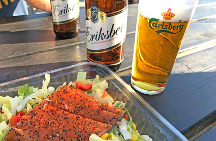 Plat typique suédois (à base de saumon) accompagné d'une bière