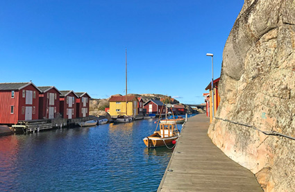 Cabanes de pêcheurs colorées sur un ponton en Suède