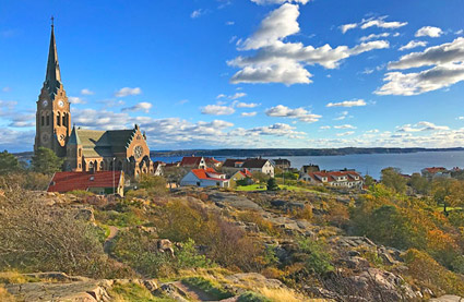 Petit village suédois coloré en bord de mer