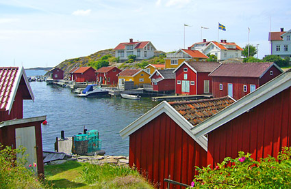 Charmant village suédois coloré au bord de la mer