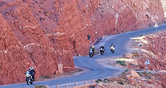 Motos roulant sur une route sinueuse de l'Atlas (Maroc)