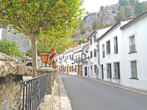 Village portugais typique avec ses maisons blanches