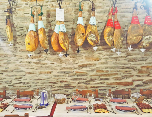 Jambons portugais exposés dans une salle de restaurant