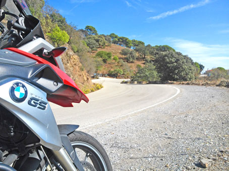 Moto BMW au bord d'une route au Portugal