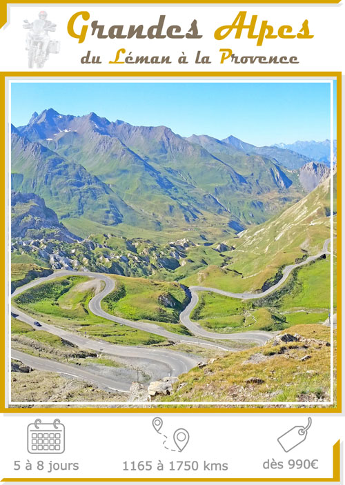 Etiquette illustration du voyage moto Alpes : route en lacets au coeur d'une valléé des Alpes en été
